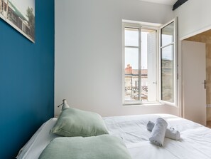 1 slaapkamer, een strijkplank/strijkijzer, wifi, beddengoed