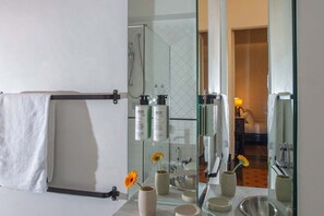 Dusche, Haartrockner, Bidet, Handtücher