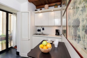 Kühlschrank, Mikrowelle, Herdplatte, Geschirrspüler