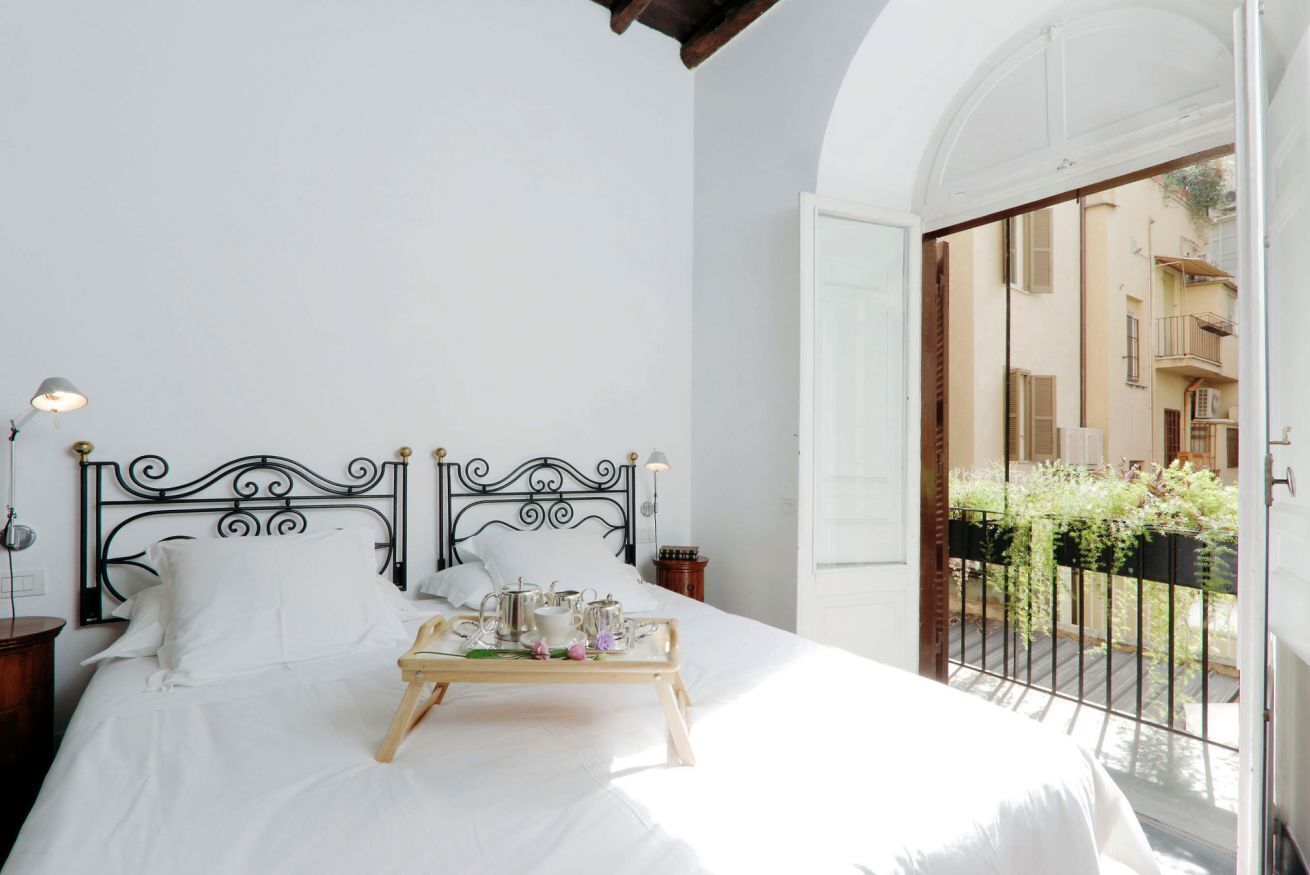 5 makuuhuonetta, tallelokero huoneessa, silitysrauta/-lauta