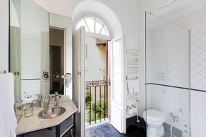 Shower, hair dryer, bidet, towels