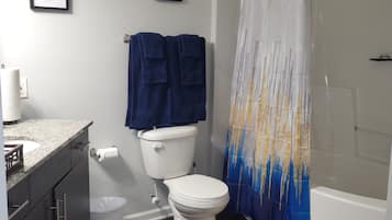 Douche, sĂšche-cheveux, serviettes fournies, savon