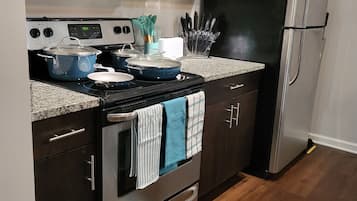 冰箱、微波炉、烤箱、炉灶