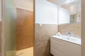 Dusche, Haartrockner, Bidet, Handtücher