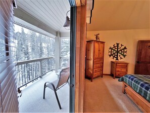 2 bedrooms, iron/ironing board, travel crib, free WiFi - Riverbend Liftside Condo • Ski In/Out • Snowflake Lift • Pool+Hot Tub (Breckenridge)