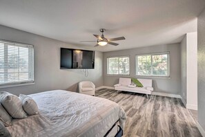 3 bedrooms, desk, iron/ironing board, WiFi - Modesto Home w/ Deck - 2 Mi to Vintage Faire Mall (Modesto)