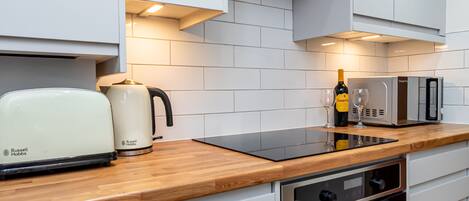 Frigorífico, microondas, horno y placa de cocina