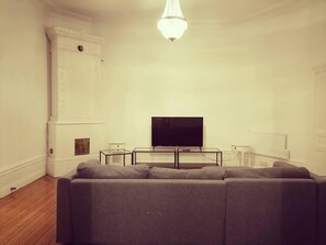 TV - Beautiful 1-Bed Apartment in Stockholm (Stockholm)