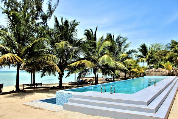 Een buitenzwembad, een infinity pool