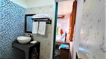 Douche, serviettes fournies, savon, papier toilette