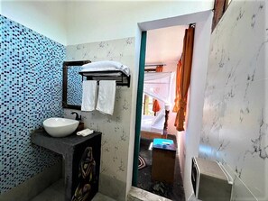 Een douche, handdoeken, zeep, toiletpapier