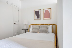 Iron/ironing board, WiFi, bed sheets - Tasteful Somerville 1BR w/ Gym & W/D, nr Assembly T, by Blueground (Boston)