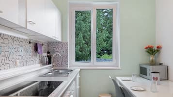 Refrigerador, horno, placa de cocina, cafetera/tetera