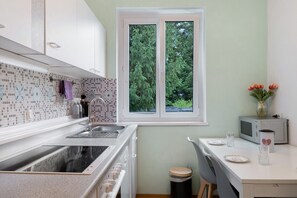 Réfrigérateur, four, plaque de cuisson, cafetière/bouilloire