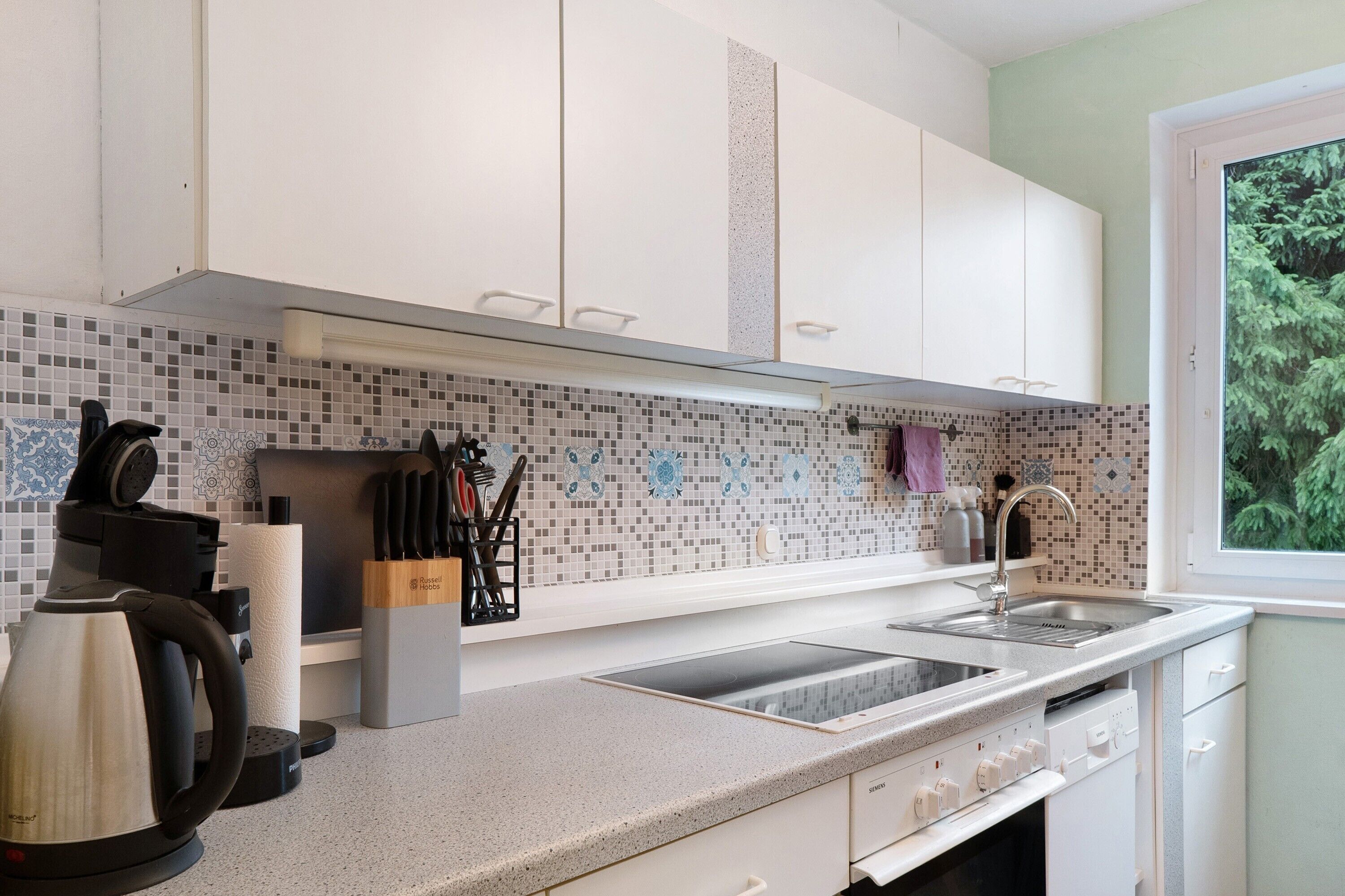 Frigorifero, forno, piano cottura, macchina per tè/caffè