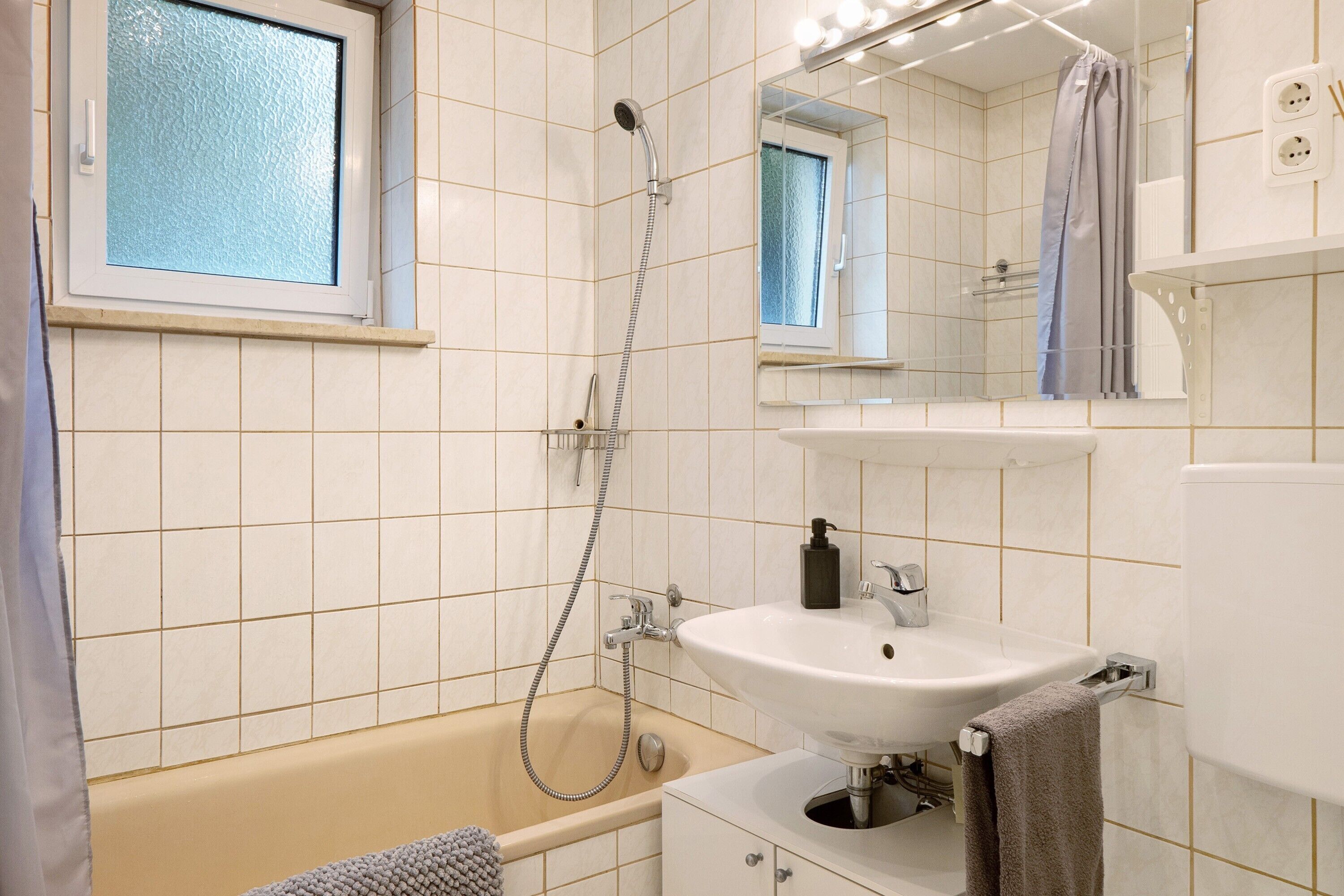 Baignoire, articles de toilette gratuits, sèche-cheveux