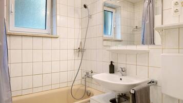 Baignoire, articles de toilette gratuits, sĂšche-cheveux