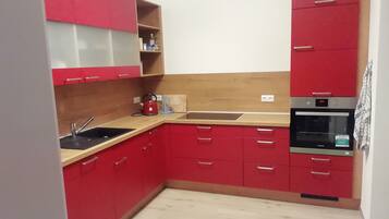 Geladeira, micro-ondas, fogão, cooktop