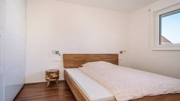 3 bedrooms, free WiFi, bed sheets