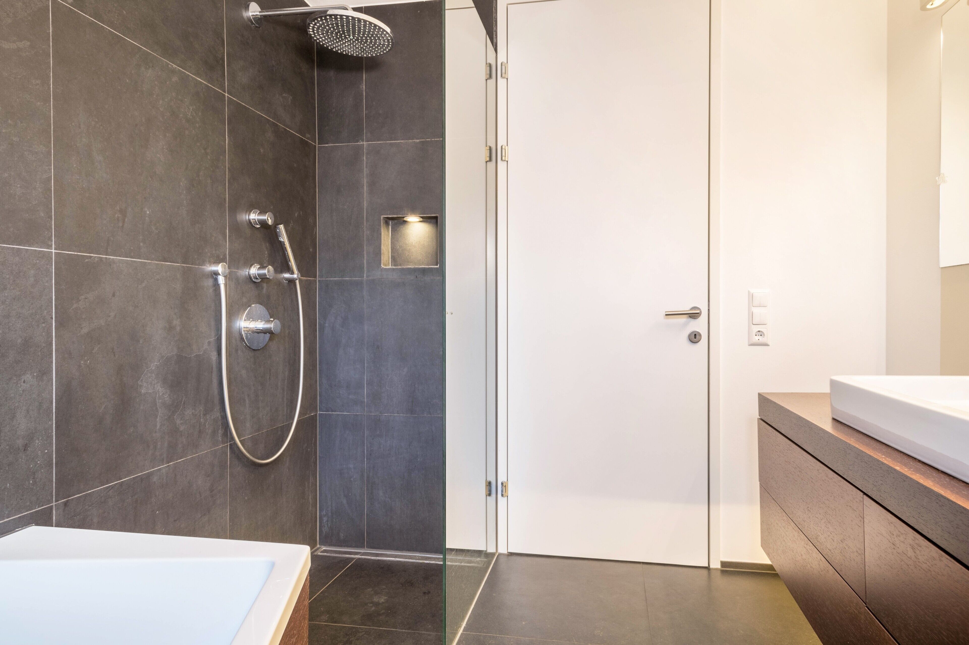 Badewanne, Haartrockner, Handtücher