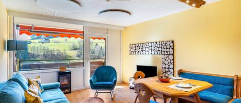 TV, lareira, mesa de pingue-pongue, livros