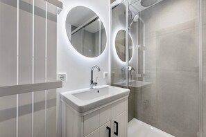 Douche, sèche-cheveux, serviettes fournies
