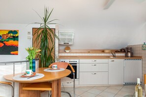 Kühlschrank, Ofen, Herdplatte, Wasserkocher mit Kaffee-/Teezubehör