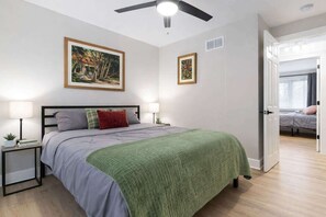 3 habitaciones, tabla de planchar con plancha y cuna de viaje 