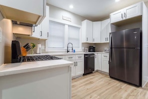 Een koelkast, een microgolfoven, een oven, een kookplaat