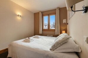 1 bedroom, bed sheets