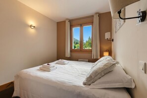 1 bedroom, bed sheets