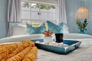 Room - The Lake Worth Beach Experience: A Blend of Comfort, Luxury, and Connectivity (Lake Worth)