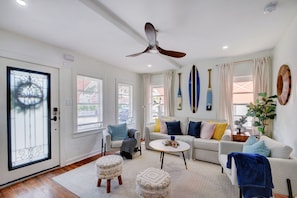 Living area - The Lake Worth Beach Experience: A Blend of Comfort, Luxury, and Connectivity (Lake Worth)