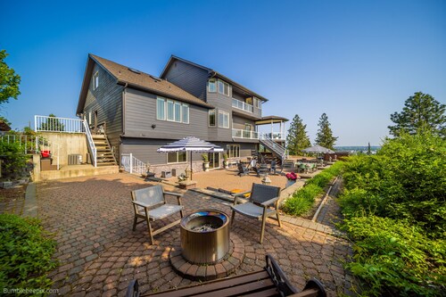 Large luxury home!  Views!  Hot tub!  Game room!  EV charger! Pool table! Grill!