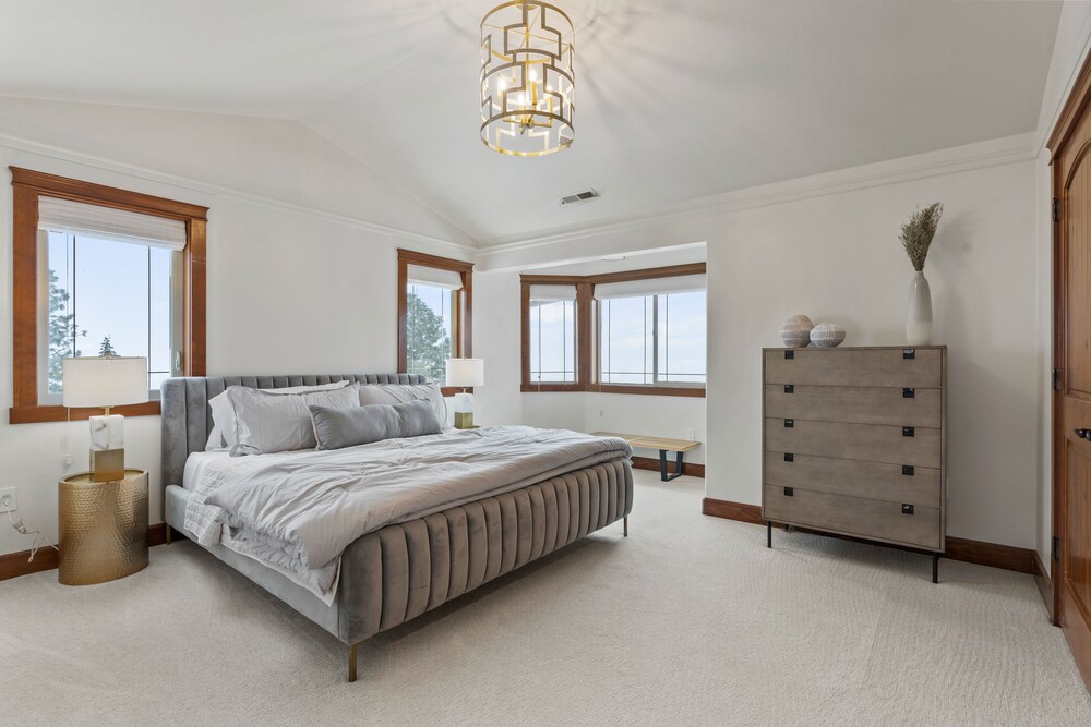 Large luxury home! Views! Hot tub! Game room! EV charger! Pool table