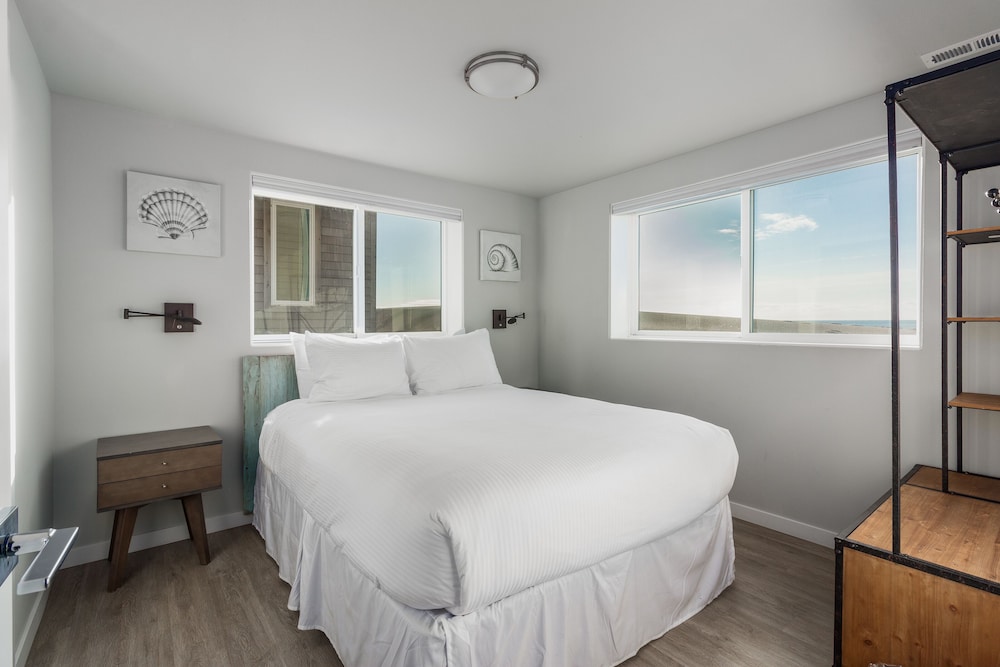 Catoor 150 Modern oceanfront luxury home, spacious, rooftop deck