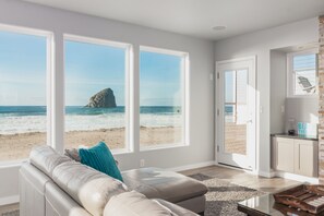 Smart TV, fireplace - Catoor-Modern lux oceanfront, rooftop deck (Pacific City)