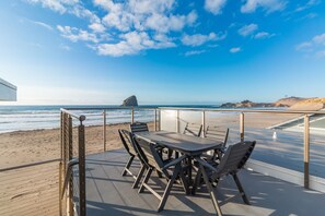 Outdoor dining - Catoor-Modern lux oceanfront, rooftop deck (Pacific City)