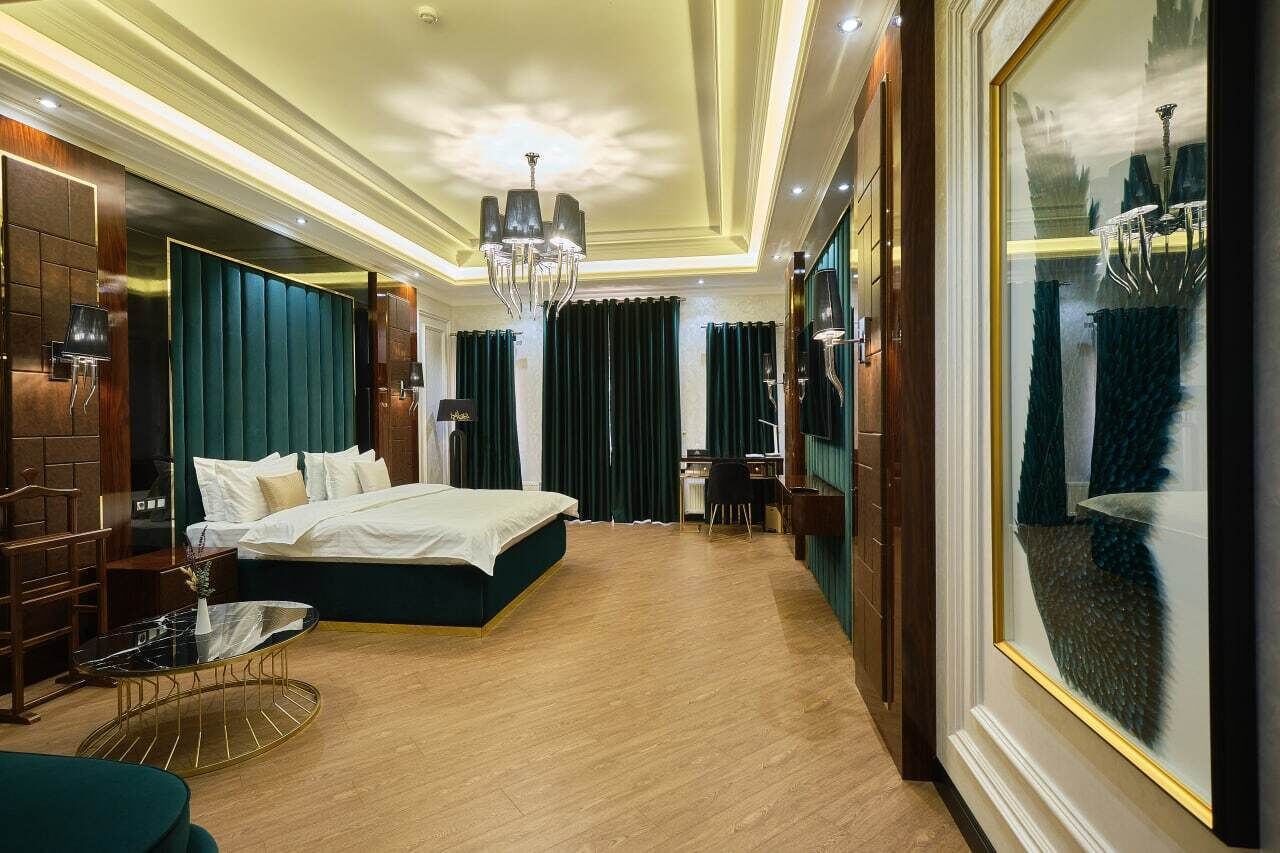 Habitación de hotel moderna con una cama grande, un escritorio y vistas a la ciudad.