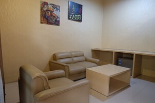 Deluxe Double Room | Living area