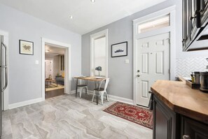 Interior - Recently refurbished, great location, walking distance to bars & restaurants! (Pittsburgh)