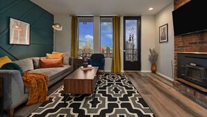 Uma sala de estar moderna com sofá, mesa de centro e lareira.