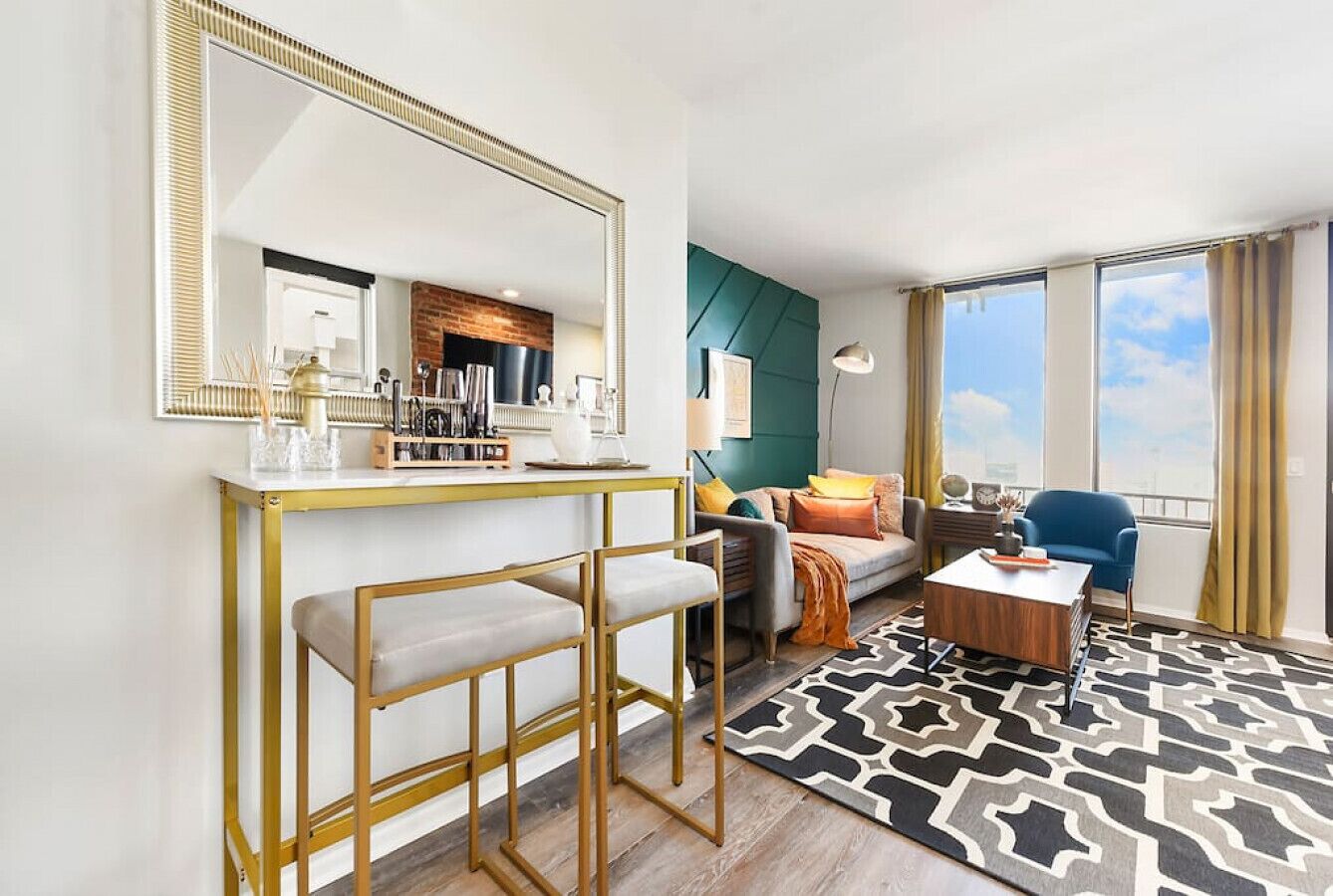 Smart TV, books, stereo