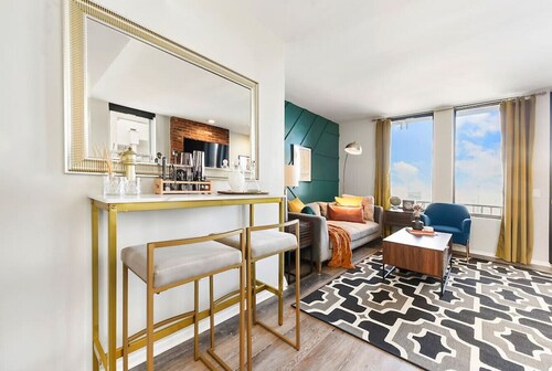 ★ HostWise Stays ★ Grandview Ave - Private Balcony with Stunning Skyline Views!