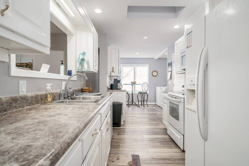 Fairway Views, Screened Porch and BBQ in Hot Springs Village Gated Community! Golfers’ Dream Escape