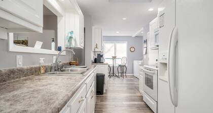 Fairway Views, Screened Porch and BBQ in Hot Springs Village Gated Community! Golfers’ Dream Escape