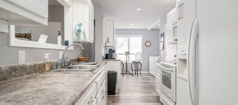 Fairway Views, Screened Porch and BBQ in Hot Springs Village Gated Community! Golfers’ Dream Escape