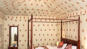 Tienda de campaña Prestigio, tina, vista al desierto | Baño | Regadera, regadera tipo lluvia, secadora de cabello, jabón