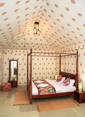 ซิกเนเจอร์เต็นท์, อ่างอาบน้ำ, วิวทะเลทราย | ห้องน้ำ | ฝักบัว, เรนชาวเวอร์, ไดร์เป่าผม, สบู่