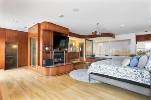 3 bedrooms, iron/ironing board, travel crib, WiFi